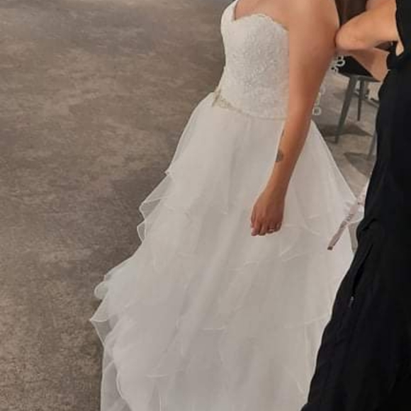 Wedding dress - Picture 2 of 8